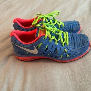 Womens Nike Shoes, size 8, excellent condition